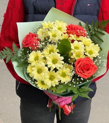 "Загадка"-букет из роз и хризантем с доставкой по Ульяновску